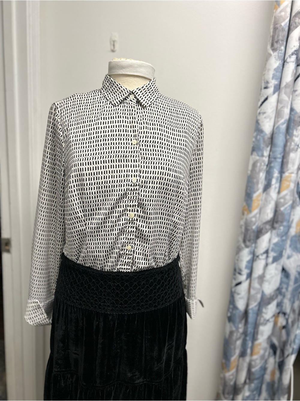 Ann Taylor silk Black and ivory Geometric Button-Down Shirt